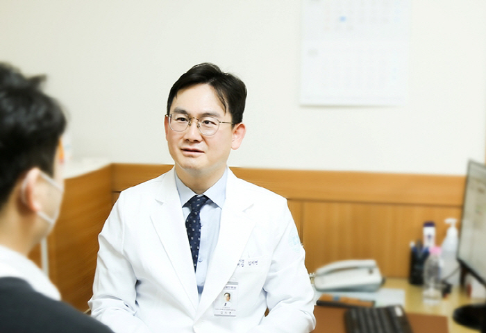 목 통증, 팔과 손가락까지 저리다면 '이 질환' 의심