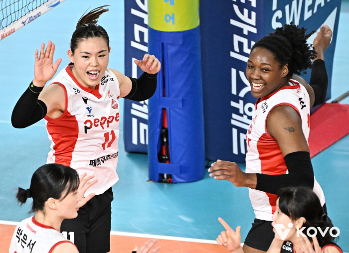 '와 범실로 한 세트 내줬다' 자멸한 정관장 3연패, '조이 대폭발' 페퍼저축은행 셧아웃 완승[대전 리뷰]