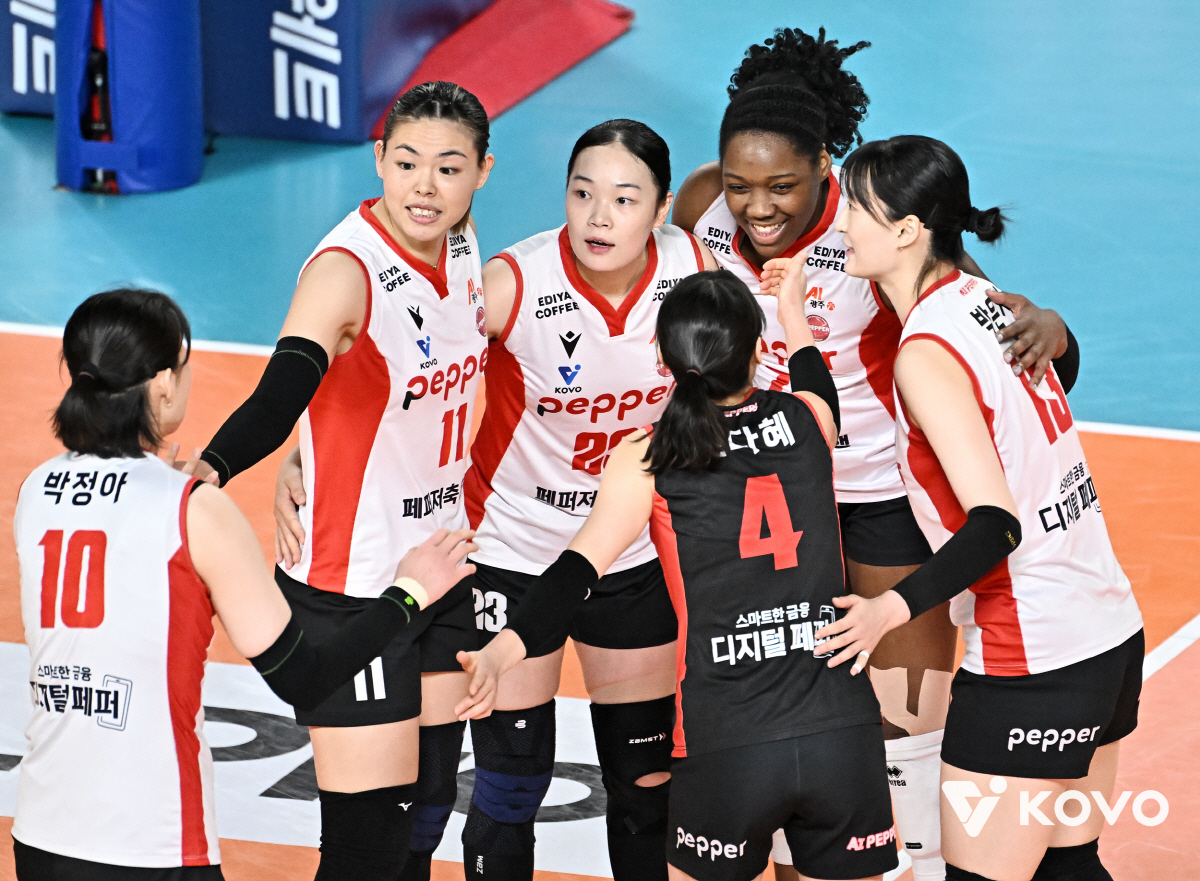 '와 범실로 한 세트 내줬다' 자멸한 정관장 3연패, '조이 대폭발' 페…