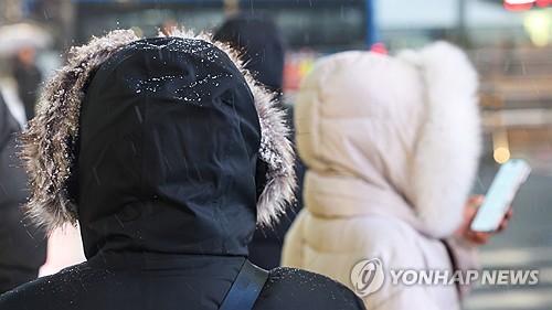 꽁꽁 얼어붙은 수요일 출근길…늦은 오후부터 곳곳 눈·비
