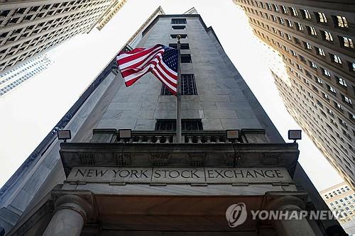 뉴욕증시, 트럼프·은행 갈등에 불확실성 촉발…약세 마감