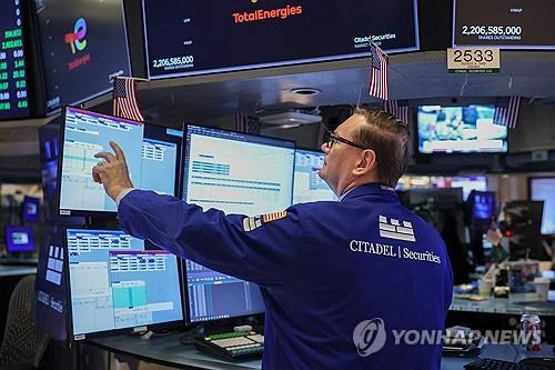뉴욕증시, 카드이자 상한 후폭풍에 약세…다우 0.8%↓