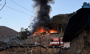 밀양서 야산 인근 전원주택 불나 전소…산불 확산은 차단