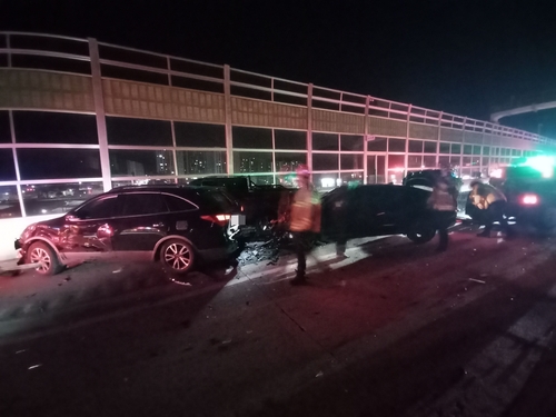 양산 경부고속도서 차량 6대 연쇄 충돌…1명 심정지·4명 부상(종합)