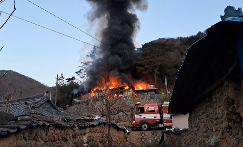 밀양서 야산 인근 전원주택 불나 전소…산불 확산은 차단