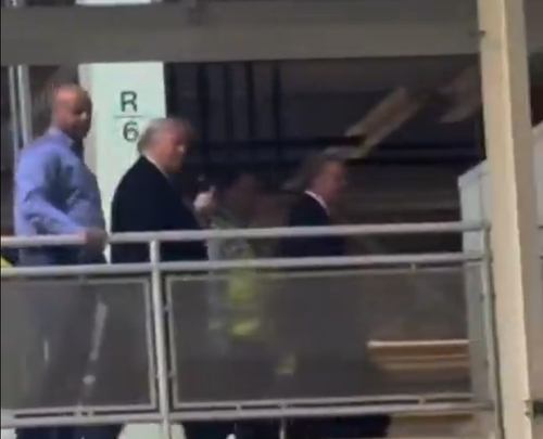 포드공장서 야유 듣고 발끈한 트럼프 '손가락 욕설'