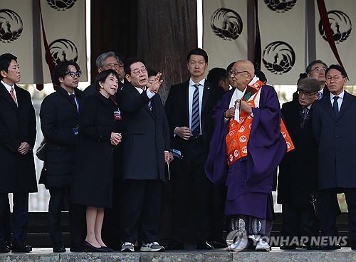 李대통령, 다카이치와 고대 사찰 둘러봐…'석별 악수'만 세 번(종합)