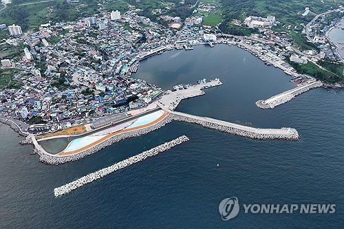 태풍에 '쑥대밭' 경주 감포항 복구 마무리…방파제 등 보강