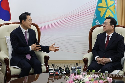 (대전=연합뉴스) 이주형 기자 = 국민의힘 장동혁 대표가 14일 오전 대전시청을 방문하고 이장우 대전시장과 대화를 나누고 있다. 2026.1.14 coolee@yna.co.kr