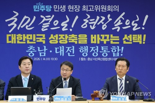 與 "尹, 사형 구형 순간에도 웃음…국민 우습게 알아" 맹비난