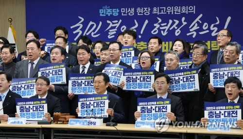 (서산=연합뉴스) 이동해 기자 = 더불어민주당 정청래 대표와 한병도 원내대표 등 참석자들이 14일 충남 서산 축산종합센터에서 열린 민생현장 최고위원회의에 앞서 손팻말을 들고 기념 촬영하고 있다. 2026.1.14 eastsea@yna.co.kr