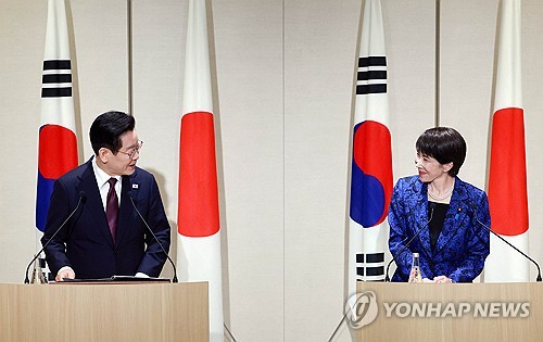 (나라=연합뉴스) 김도훈 기자 = 이재명 대통령과 다카이치 사나에 일본 총리가 13일 일본 나라현 정상회담장에서 공동언론발표 후 서로를 바라보고 있다. 2026.1.13 superdoo82@yna.co.kr