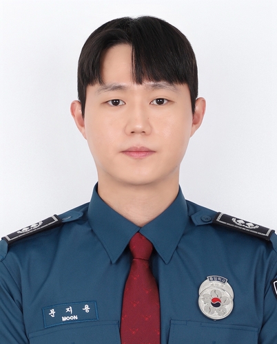 야근후 퇴근길 새내기 경찰, 밤새 길 헤매던 80대 치매노인 구해