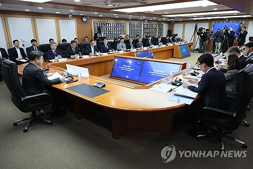 (서울=연합뉴스) 이정훈 기자 = 윤호중 행정안전부 장관이 14일 서울 종로구 정부서울청사에서 열린 산하기관 업무보고(대한지방행정공제회, 한국지방재정공제회, 지방공기업평가원, 한국지방세연구원)에서 모두발언하고 있다. 2026.1.14 uwg806@yna.co.kr