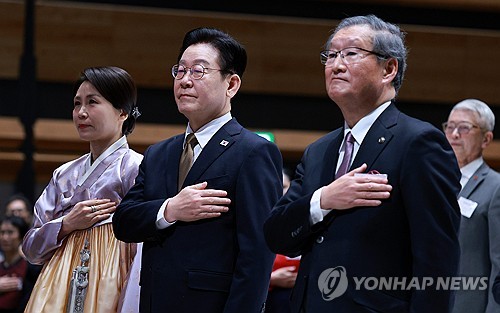 (나라=연합뉴스) 김도훈 기자 = 이재명 대통령이 14일 일본 나라현의 한 호텔에서 열린 간사이 동포 간담회에서 국민의례를 하고 있다. 2026.1.14 superdoo82@yna.co.kr