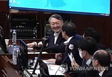 (서울=연합뉴스) 12·3 비상계엄 관련 내란 우두머리 혐의로 기소된 윤석열 전 대통령이 13일 서울 서초구 서울중앙지방법원 417호 형사대법정에서 열린 내란 우두머리 혐의 결심공판에서 변호인들과 대화하며 웃고 있다. 2026.1.13 [서울중앙지법 제공. 재판매 및 DB 금지] photo@yna.co.kr