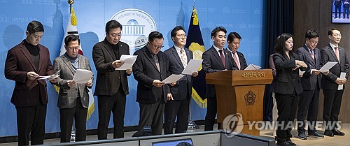(서울=연합뉴스) 황광모 기자 = 국민의힘 소장파 초재선 모임인 '대안과 미래' 소속 의원들이 14일 국회 소통관에서 이날 새벽 국민의힘 윤리위원회에서 결정한 한동훈 전 대표 제명과 관련한 기자회견을 하고 있다. 2026.1.14 hkmpooh@yna.co.kr