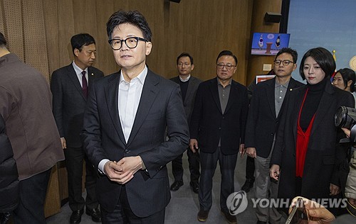 (서울=연합뉴스) 황광모 기자 = 국민의힘 한동훈 전 대표가 14일 당 윤리위원회가 본인을 제명 결정한 것과 관련한 기자회견을 마친 뒤 의원들과 회견장을 빠져 나오고 있다. 2026.1.14 hkmpooh@yna.co.kr