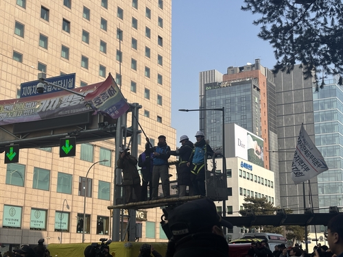 세종호텔 해고노동자 336일 만에 고공농성 중단…사측과 교섭