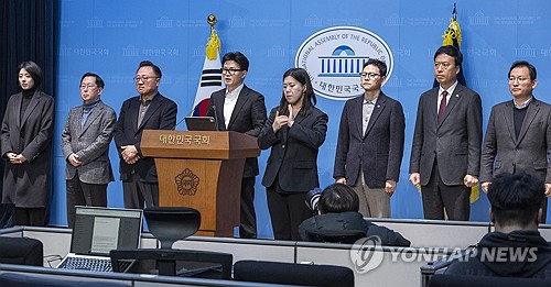 (서울=연합뉴스) 황광모 기자 = 국민의힘 한동훈 전 대표가 14일 당 윤리위원회가 본인을 제명 결정한 것과 관련한 기자회견을 하고 있다. 2026.1.14 hkmpooh@yna.co.kr