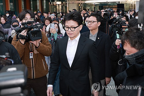 (서울=연합뉴스) 신현우 기자 = 국민의힘 한동훈 전 대표가 14일 국회 소통관에서 당 윤리위원회가 본인을 제명 결정한 것과 관련해 입장을 밝힌 뒤 회견장을 떠나고 있다. 2026.1.14 nowwego@yna.co.kr