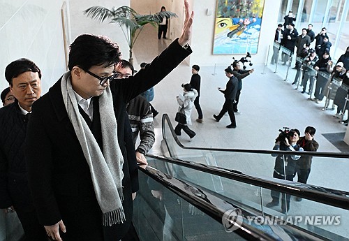 (서울=연합뉴스) 신현우 기자 = 국민의힘 한동훈 전 대표가 14일 당 윤리위원회가 본인을 제명 결정한 것과 관련해 입장을 밝히기 위해 국회 소통관으로 향하고 있다. 2026.1.14 [공동취재] nowwego@yna.co.kr