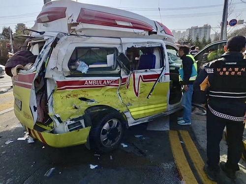 안동서 구급차·트럭 충돌…이송환자 1명 사망, 소방관 2명 중상(종합)