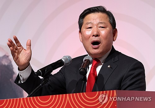 (원주=연합뉴스) 양지웅 기자 = 14일 강원 원주시 호텔인터불고에서 열린 2026 국민의힘 강원특별자치도당 신년인사회에서 도당위원장인 이철규 의원이 인사말을 하고 있다. 2026.1.14 yangdoo@yna.co.kr