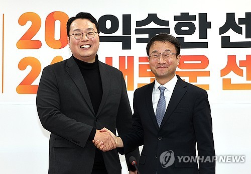 (서울=연합뉴스) 배재만 기자 = 더불어민주당 한병도 신임 원내대표가 14일 국회에서 취임 인사차 개혁신당 천하람 원내대표를 만나 악수하고 있다. 2026.1.14 scoop@yna.co.kr