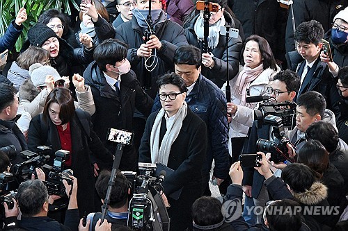 (서울=연합뉴스) 신현우 기자 = 국민의힘 한동훈 전 대표가 14일 당 윤리위원회가 본인을 제명 결정한 것과 관련해 입장을 밝히기 위해 지지자들의 응원을 받으며 기자회견장으로 향하고 있다. 2026.1.14 [공동취재] nowwego@yna.co.kr