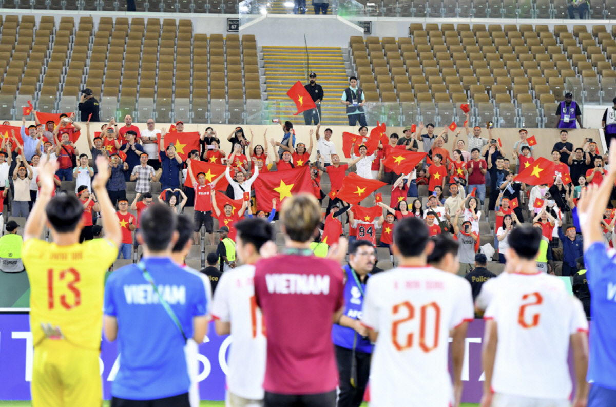 "역사상 전례 없는 기록" '김상식 매직' 베트남, 韓 감독 오면 인생 …