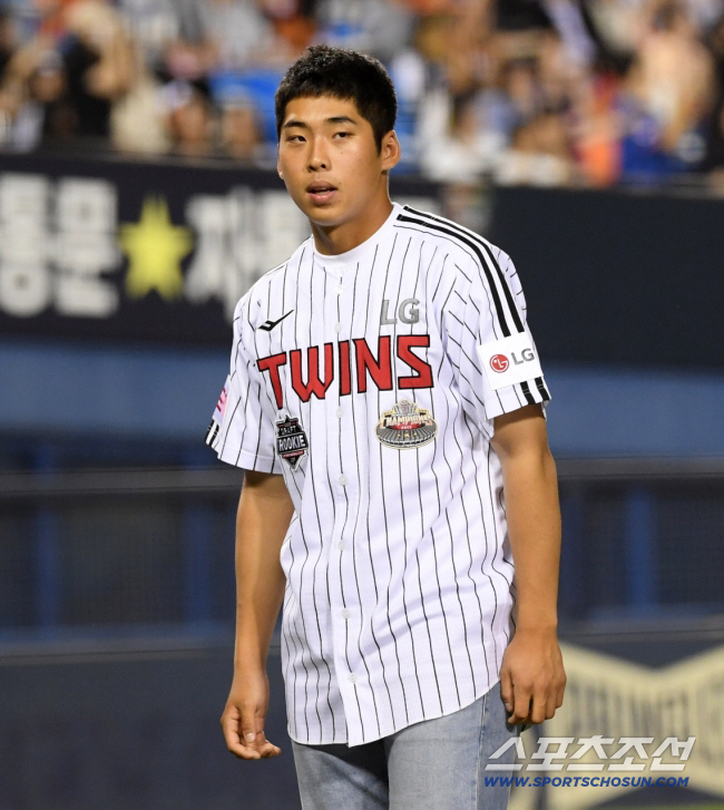 6명중 '나홀로 이코노미' 15시간…내년엔 비지니스 탄다! '투수→타자'…