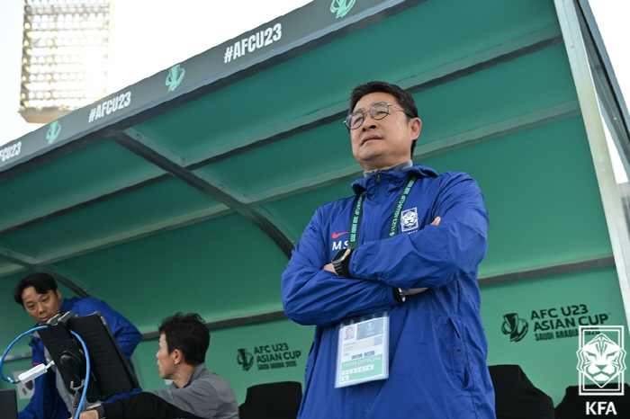 "설렁설렁 산책 나왔냐" '2살 어린' 우즈벡에 역대급 졸전패, 전술+기…