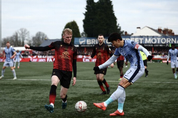 뜬금포! 손흥민을 굿바이 오피셜에 활용한 英 5부 구단, "전 자라 매장…