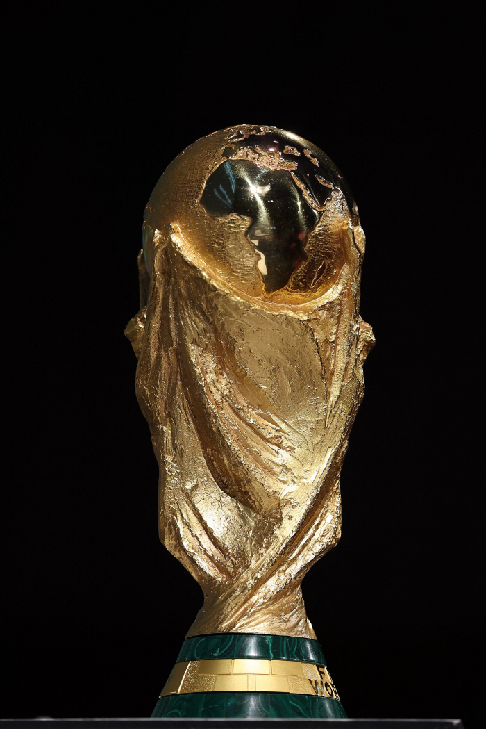 "한국 축구는 품에 안을 수 있나" 월드컵 진품 트로피, 4년 만에 대한민국 찾는다…'승리의 기운' 교감