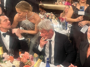 톱배우, 시상식서 또 말썽..실내 흡연 도덕성 논란