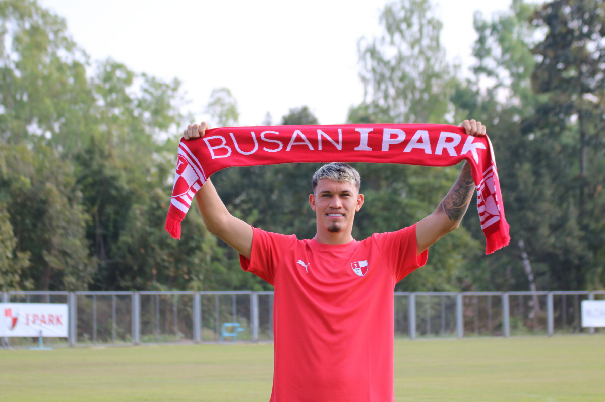 부산 아이파크, 추가 전력보강 브라질 공격수+베테랑 MF 영입…장신 피지…