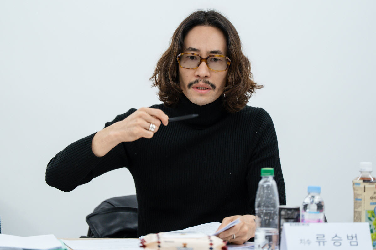 [공식] '오징어 게임' 황동혁 감독 참여..정소민·류승범 '딜러'로 뭉…