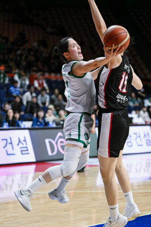 하나은행, 혈투 끝에 BNK 잡고 5연승으로 1위 질주