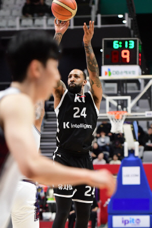 [현장분석] 3Q 14점 폭발 데릭 타임 강성욱 커리어 하이 20득점. KT 더블 핸들러 52점 합작, KCC 107대95 완파. KT 득점 아킬레스건 해법 마련했다