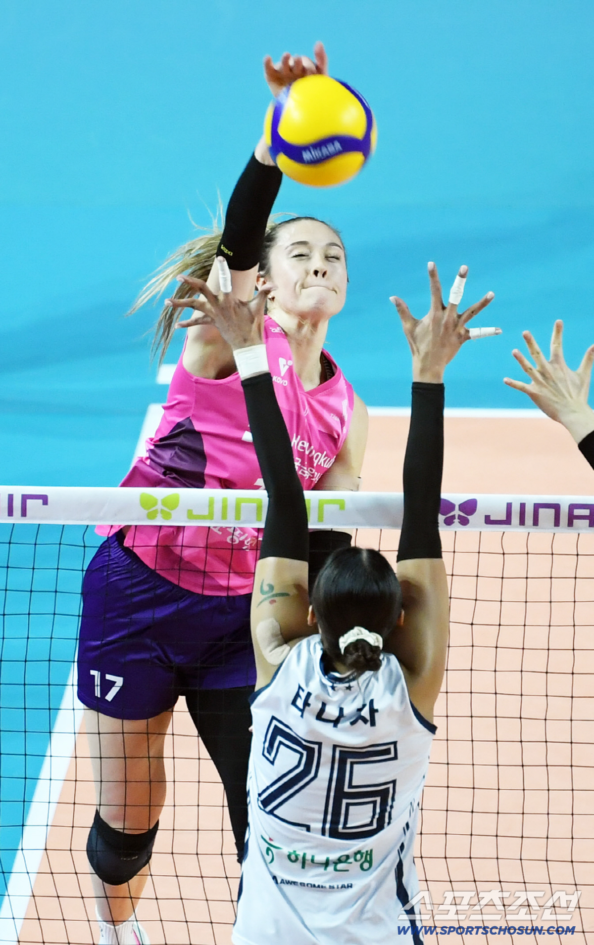 실력도 여신급! '레베카 대폭발' 흥국생명, 선두 한국도로공사 격침! →…