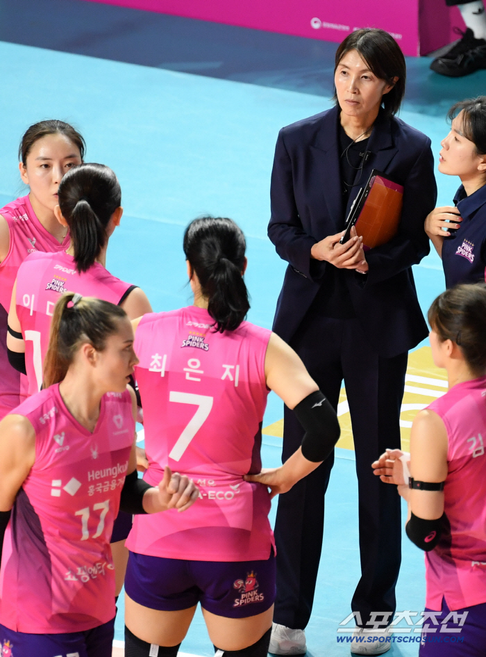 파죽의 3연승! 요시하라 흥국생명 감독은 웃지 않았다 → "기쁘지만 더 집중해야"