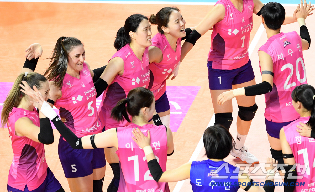 파죽의 3연승! 요시하라 흥국생명 감독은 웃지 않았다 → "기쁘지만 더 …