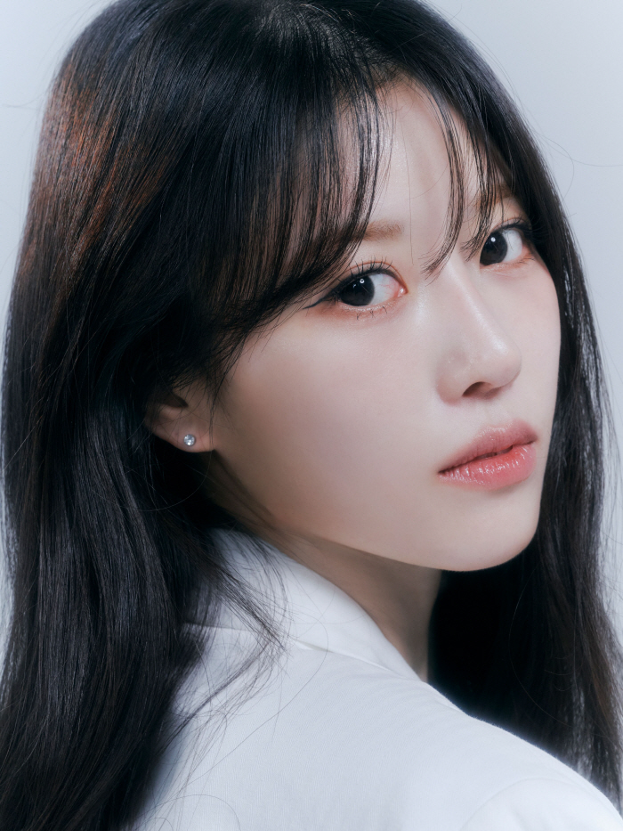 이미주, B컷 프로필 사진이 이 정도..AOMG 합류후 물오른 미모