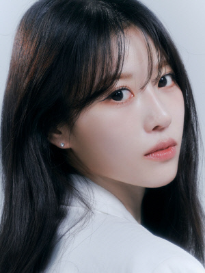 이미주, B컷 프로필 사진이 이 정도..AOMG 합류후 물오른 미모