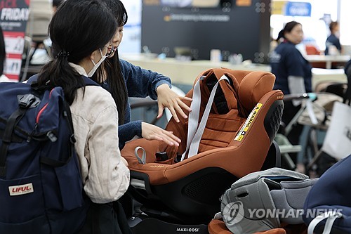 코로나로 드러난 '독박육아' 현실…엄마 경제활동만 2%p 감소