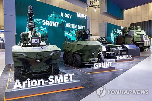 (서울=연합뉴스) 한화시스템과 한화에어로스페이스, 한화오션이 킨텍스에서 열린 대한민국 최대 방산 전시회, '서울 국제항공우주 및 방위산업 전시회(ADEX) 2025'에 역대 최대 규모의 통합관을 운영한다고 20일 밝혔다. 사진 왼쪽부터 아리온스멧, 그룬트, 한국형 궤도형 무인지상차량 '테미스'. 2025.10.20 [한화시스템 제공. 재판매 및 DB 금지] photo@yna.co.kr