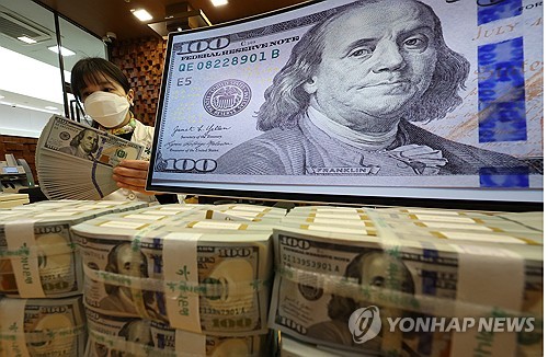 환율 급락에 이때다 '달러 사재기'…당국 개입 뒤 환전 급증