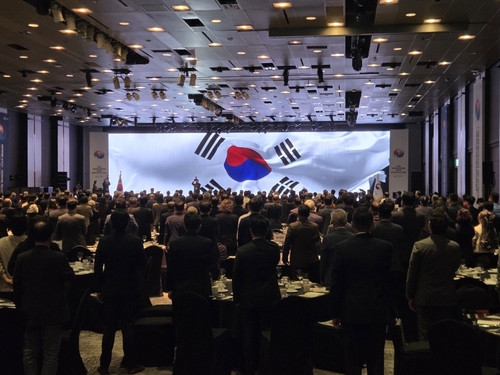 (서울=연합뉴스) 지난해 9월 29일 서울 광진구 그랜드워커힐서울 호텔에서 열린 '2025 세계한인회장대회' 개막식에서 67개국 한인회장과 대륙별 한인회총연합회 임원 등 370여 명이 애국가를 제창하고 있다. [재외동포청 제공]