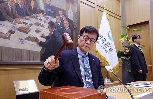 고환율·고물가에 발묶인 통화정책…금리 동결 장기화하나